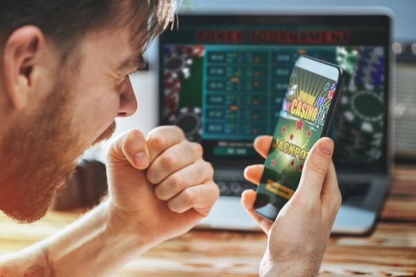 Antarmuka aplikasi aseptoto menampilkan permainan slot dan live casino
